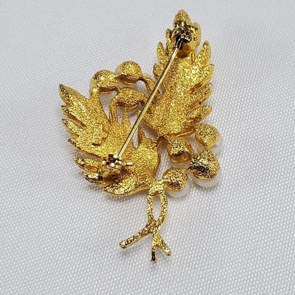Vintage Dubarry Fifth Ave Brooch Gold Tone Pin Faux Pearl Leaf Signed DBA - Picture 4 of 7